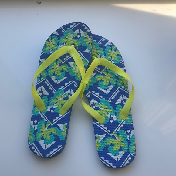 Adorable set of flower flip flops/whale flip flops - Picture 2 of 3